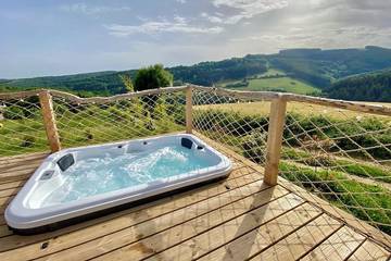 Cabane en bois pour 4 personnes, avec terrasse ainsi que jardin et jacuzzi dans l' Aveyron