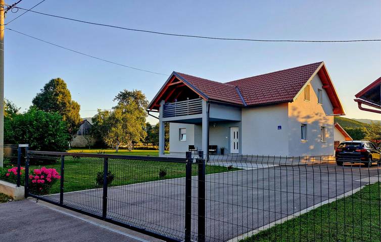 Gemütliche 240 m² große Wohnung mit Terrasse und Pool, 800 m vom Fluss Bogdanica entfernt in Gospitsch, Lika-Senj