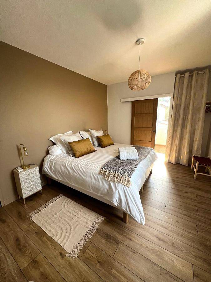 Location de vacances pour 4 personnes, avec terrasse et piscine à Fronsac