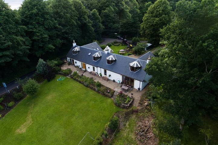 Vacation rental for 8 people, with yard and hot tub, with pets in Scotland