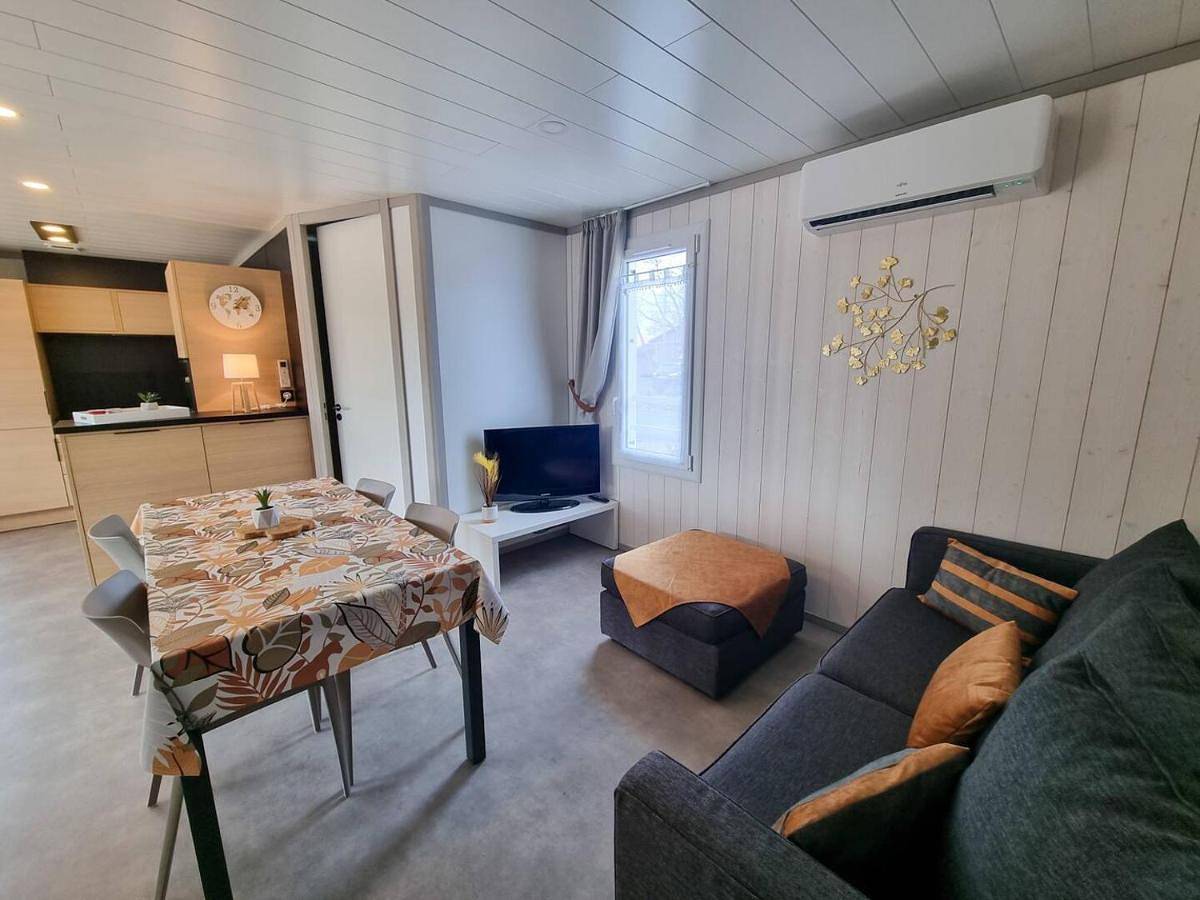 Chalet 19 Cosy bord de Lac, dans domaine avec piscine couverte accueil 4 voyageurs Loumaelou in Labouheyre, Landes