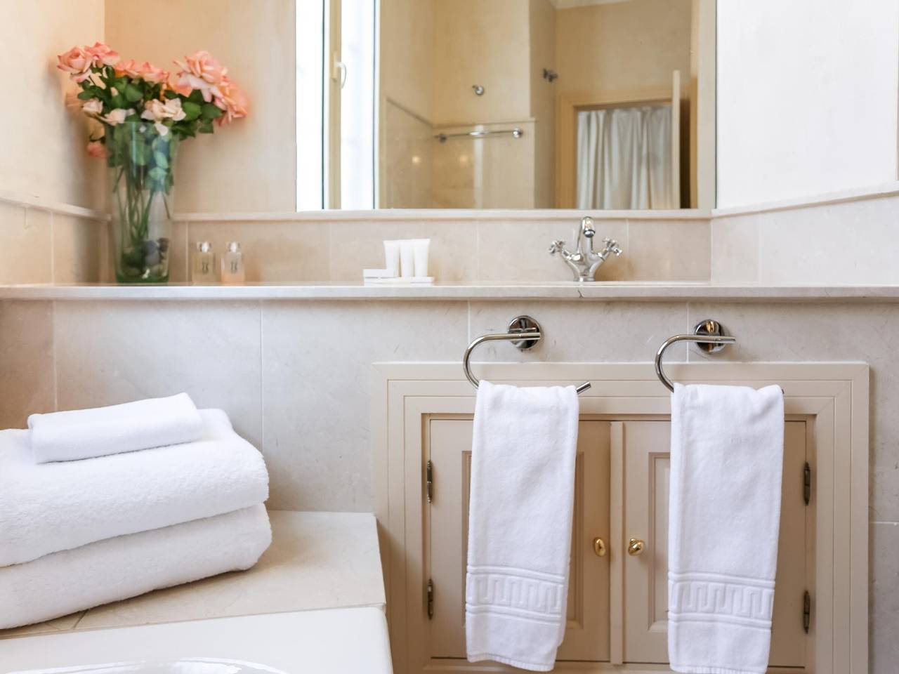 Entire apartment, Stylish 2-bedroom apartment in Seville center with rooftop terrace in Casco Antiguo, Sevilla