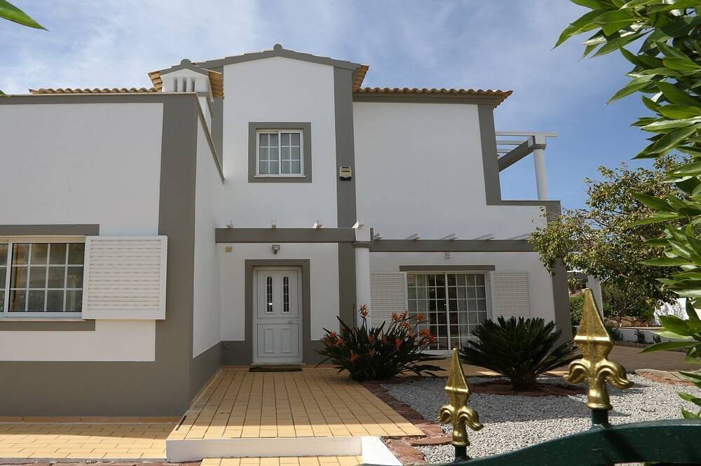 Villa for 8 People in Ferragudo, Faro District