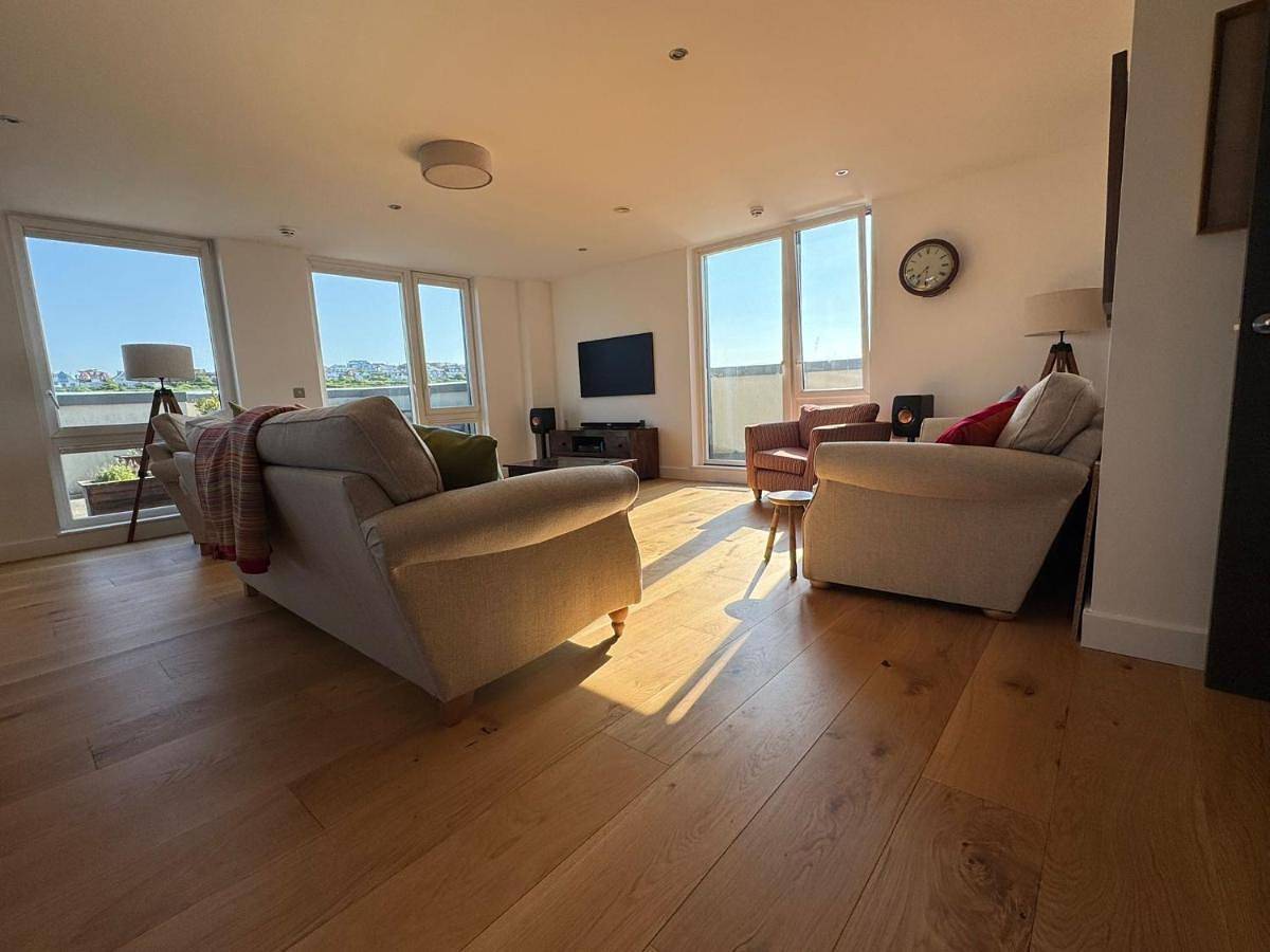 Entire apartment, Three-Bedroom Apartment with Ocean View in Brighton Marina, Brighton