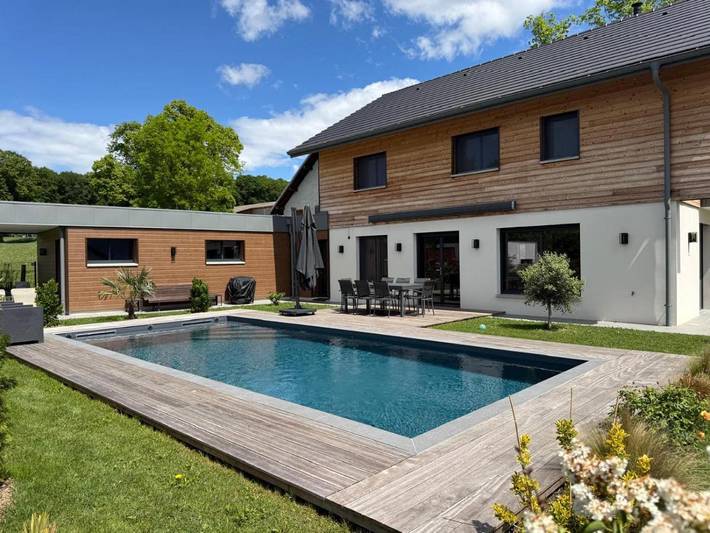 Location de vacances pour 8 personnes, avec vue ainsi que piscine et jardin dans Marlioz