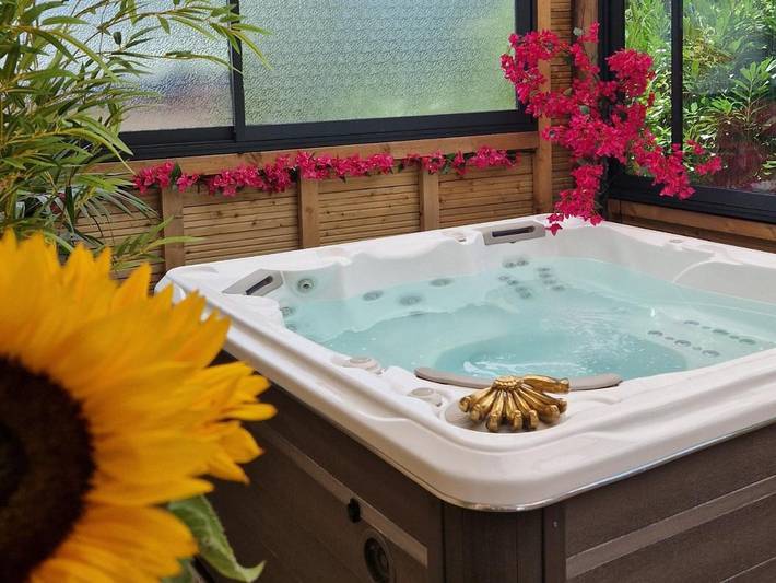 Appartement de vacances pour 8 personnes, avec jacuzzi ainsi que jardin et piscine, adapté aux familles