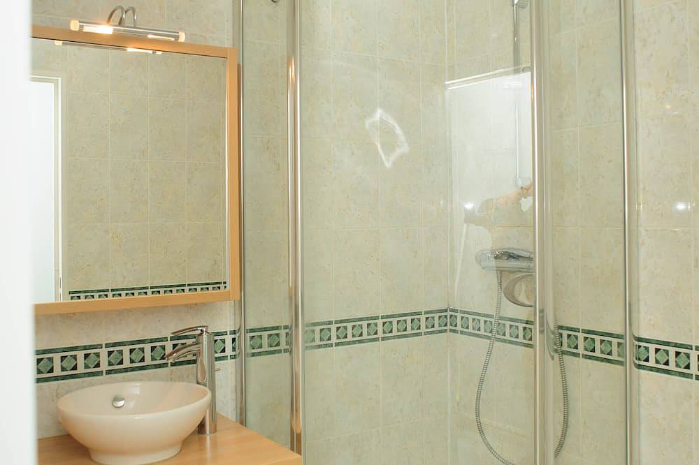 Apartamento entero, Spacious, modern T3, near metro and Rer station in Créteil, Valle del Marne