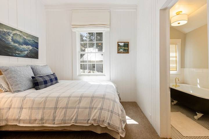 Vacation rental for 16 people, with yard and hot tub as well as sauna and terrace in Homewood