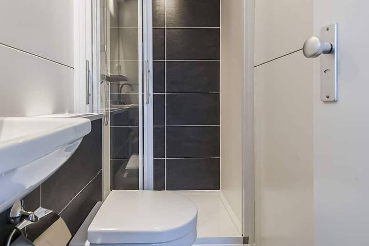 Cozy floating Boatlodge \"Mallorca\", Max. 4 pers, 2 bedrooms. in Maastricht, Limburg