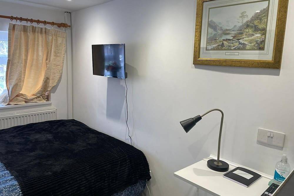 Entire apartment, 1 bed Studio - Sleeps 2 - Free Parking in Coventry, Birmingham Area