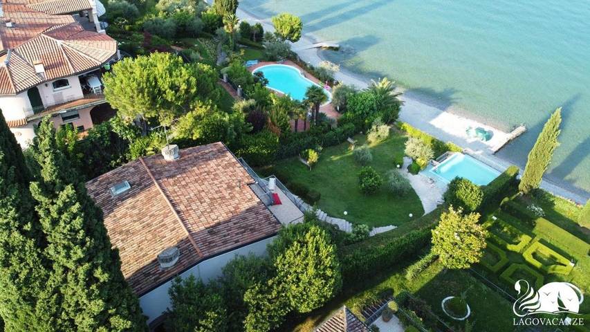 Villa per 9 persone, con Balcone e Terrazza nonché Giardino e Piscina a Padenghe sul Garda