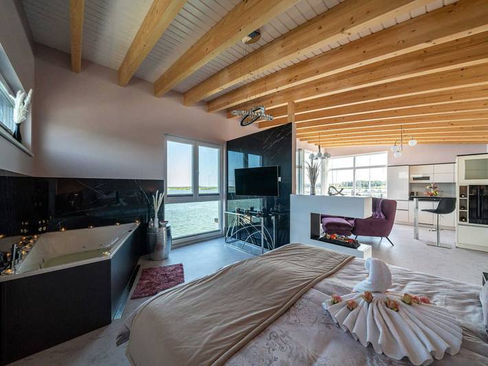 Ferienwohnung für 2 Personen, mit Balkon und Terrasse sowie Whirlpool und Seeblick in Kröslin - 3