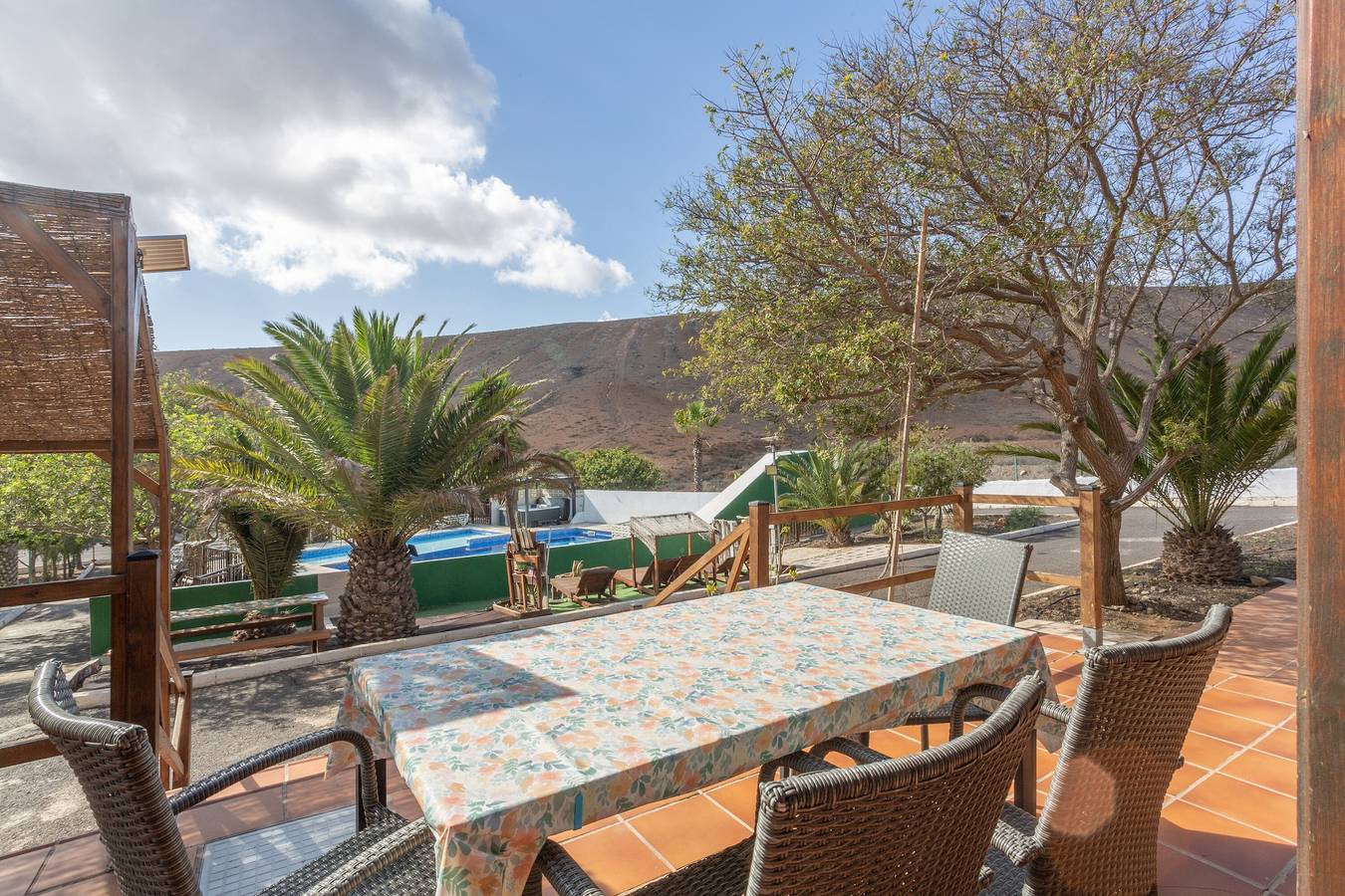 Villa "Vivienda Vacacional Sara" met Uitzicht op de Bergen, Terras, Zwembad & Basketbalveld in Tetir, Fuerteventura