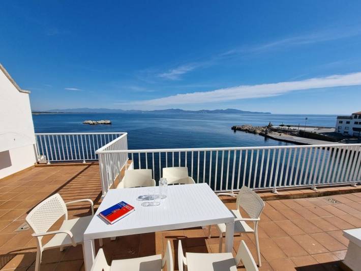 Entire apartment, 3-bedroom apartment with panoramic terrace, near the beach in L'Escala in l'Escala, Upper Empordà