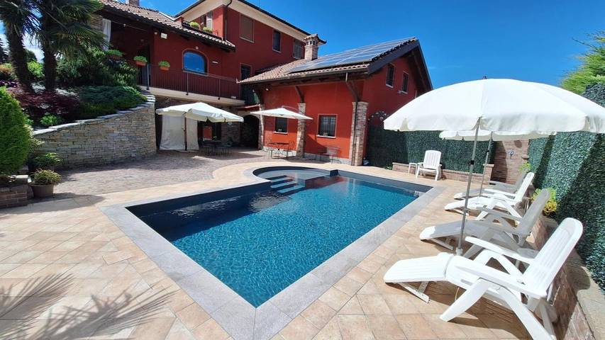B&b per 4 persone, con Balcone e Terrazza nonché Piscina e Panorama in Provincia di Cuneo