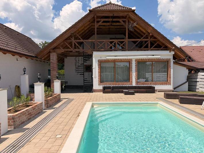 Ferienhaus für 9 Personen, mit Terrasse und Garten sowie Pool