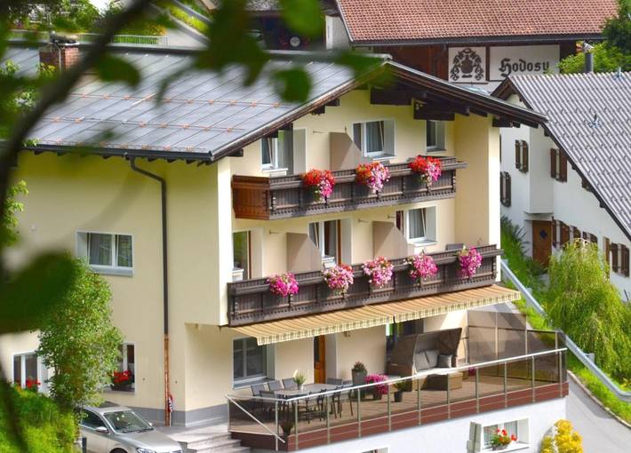 BnB für 2 Personen, mit Balkon und Terrasse sowie Ausblick in Gaschurn