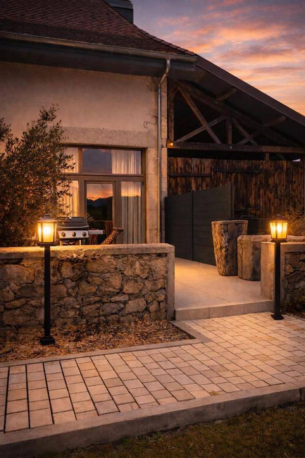 Location de vacances pour 4 personnes, avec jardin et vue sur le lac ainsi que sauna et vue dans Plage De La Chatiere Conjux - 2