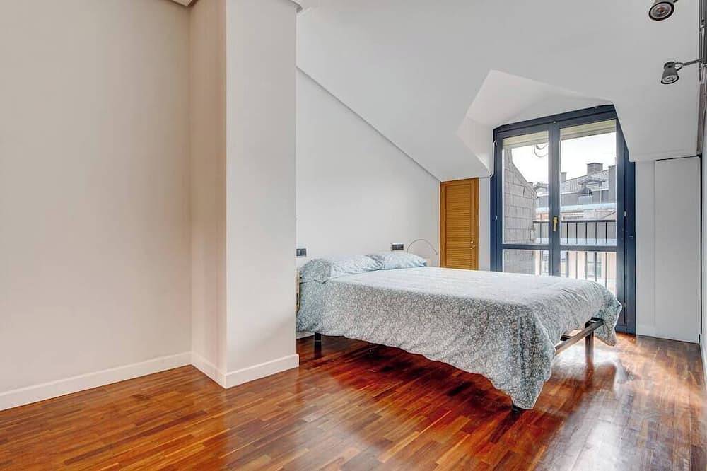 Entire apartment, Bright penthouse with terrace, Irún | Parking | 4Pax, Ir Property Management in Irun, Gipuzkoa