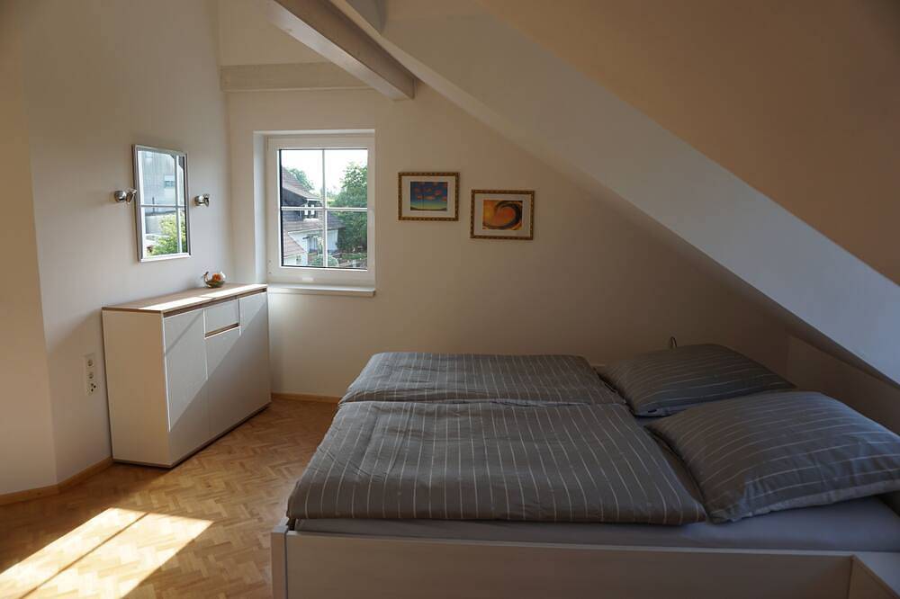 Ganze Wohnung, Ferienwohnung mit  Wintergarten, in  ruhiger Lage mit Außensitzplatz für 4 Pers. in Dürrwangen, Romantische Straße