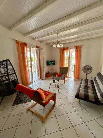 Gîte pour 4 personnes, avec terrasse dans Plage des Raisins Clairs