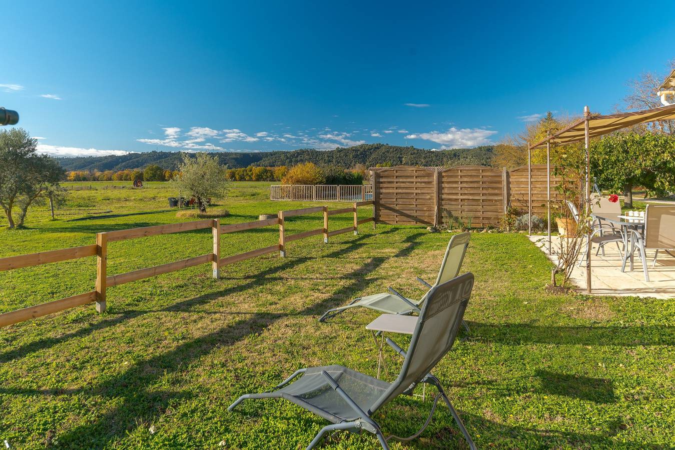 Gîte 'Le Petit Étang' mit Gemeinschaftspool, privater Terrasse und Klimaanlage in Gréoux-les-Bains, Regionaler Naturpark Verdon