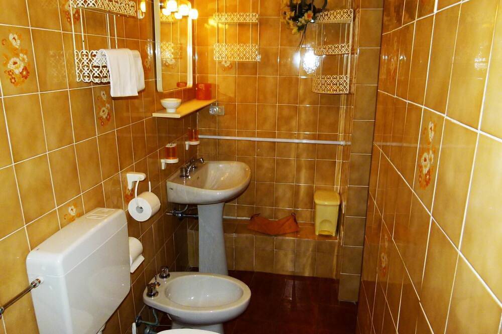 Ganze Wohnung, Casa Rosa - Ferienwohnung an der Blumenriviera - Qualitaet zum Guten Preis in Diano San Pietro, Riviera di Ponente