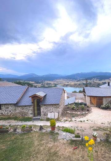 Gîte pour 8 personnes, avec vue sur le lac ainsi que jardin et vue, animaux acceptés à Réal