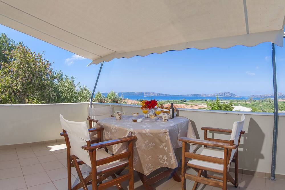 Spacious Villa w/ pool and spectacular views of the Navarino Bay. Pet Friendly ! in Messenien