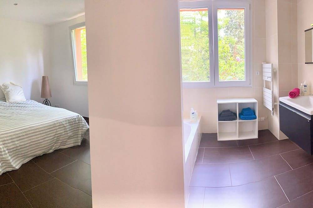 Entire apartment, Appartement de 3 Chambres Doubles Dans un Écrin de Verdure - vue Parc Zoologique in Mulhouse, Mulhouse region