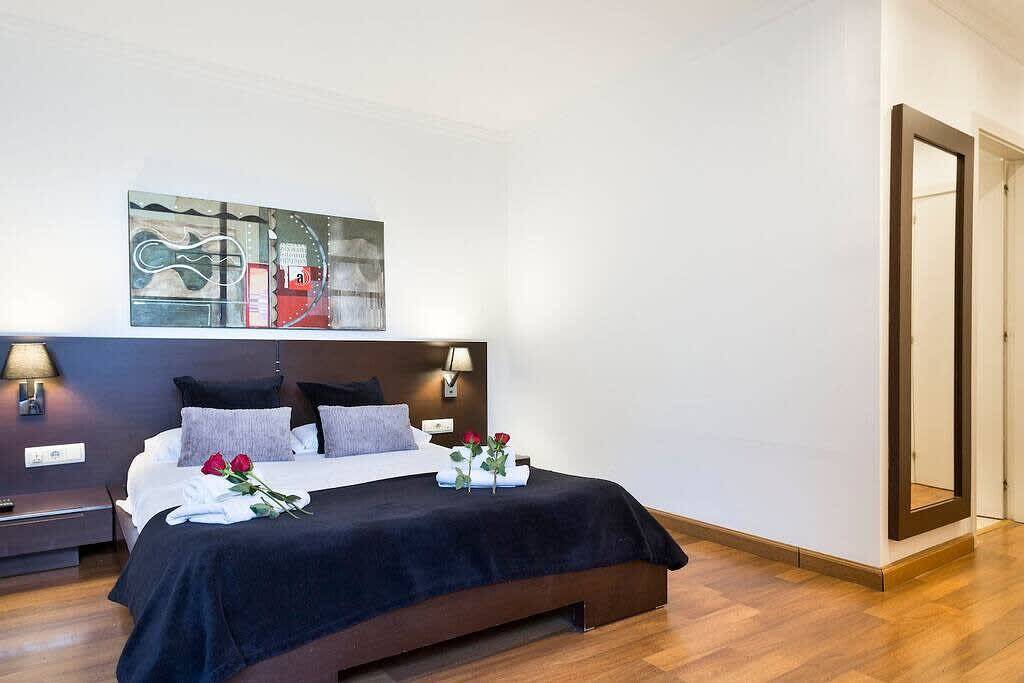 Entire apartment, Placa Urquinaona|Central and comfortable 4Bd 3Bth in Barcelona Centre, Barcelona