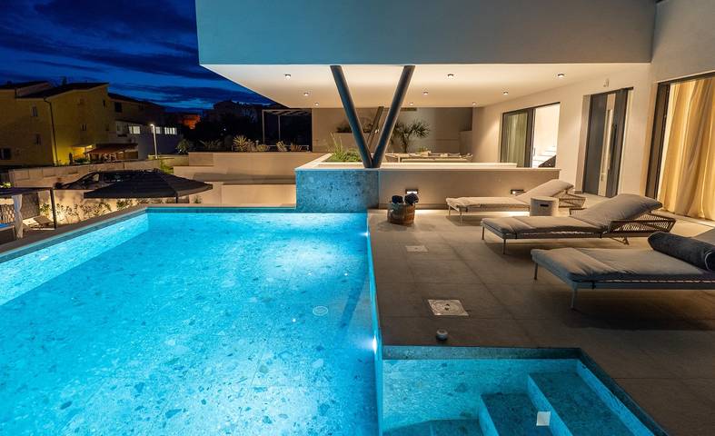 Ferienhaus für 10 Personen, mit Garten und Sauna sowie Pool in Omis