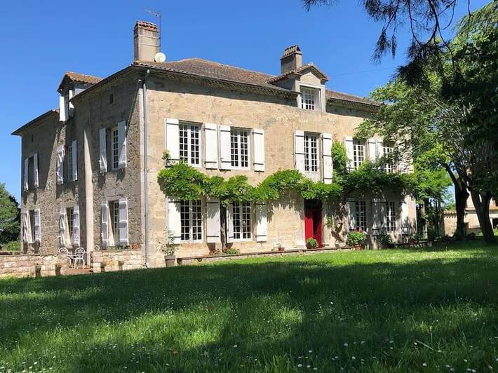 Location de vacances pour 30 personnes, avec Jacuzzi et Terrasse ainsi que Jardin et Piscine à Madaillan