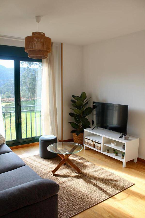 Apartamento para 4 personas, con jardín además de vistas y piscina en Muros de Nalón