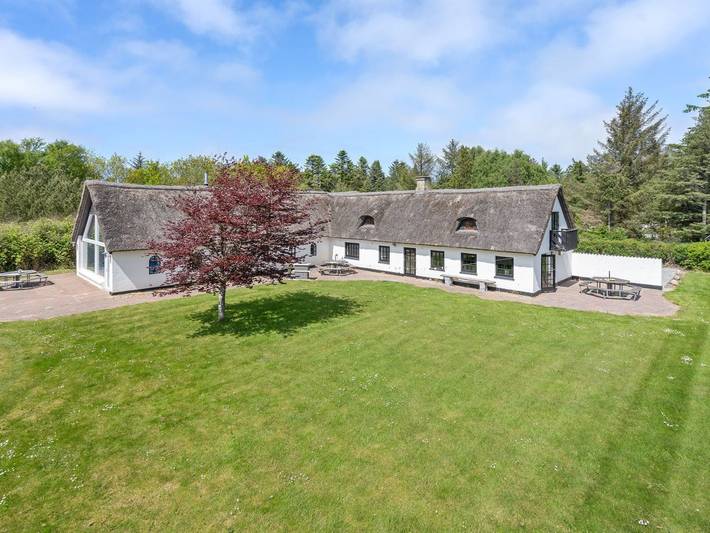 Ferienhaus für 12 Personen, mit Terrasse und Sauna sowie Pool