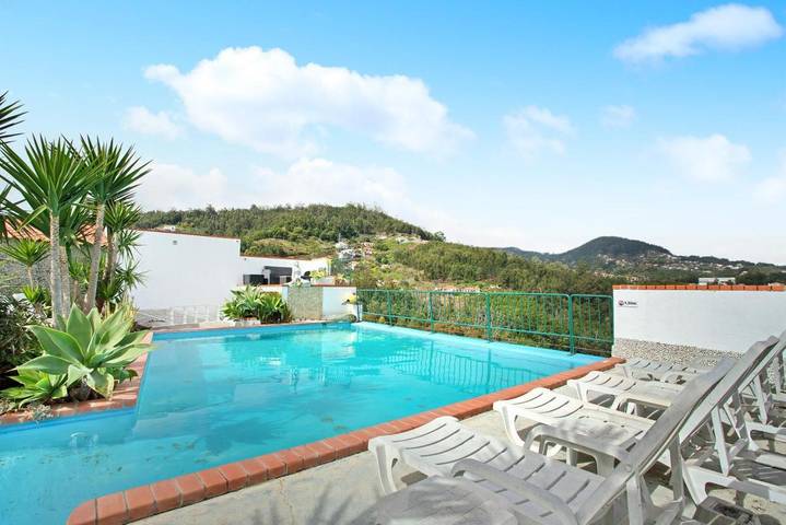 Casa de férias para 4 pessoas, com piscina e jardim e ainda varanda em Camacha