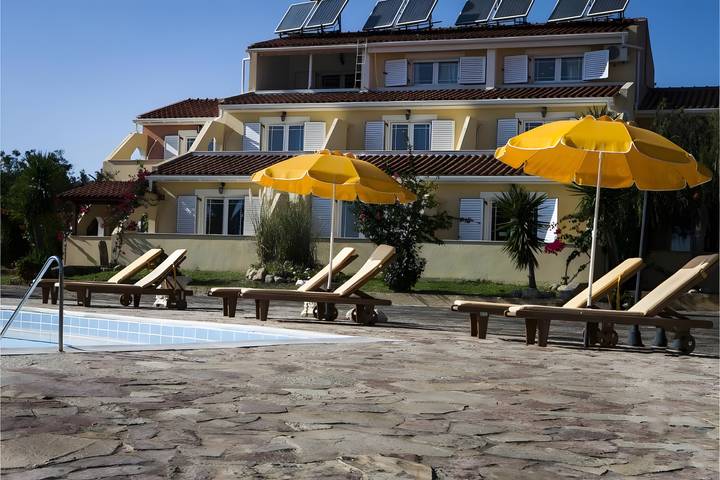 Διαμερίσματα διακοπών για 4 άτομα, με κήπο και μπαλκόνι στον Καραβάδο