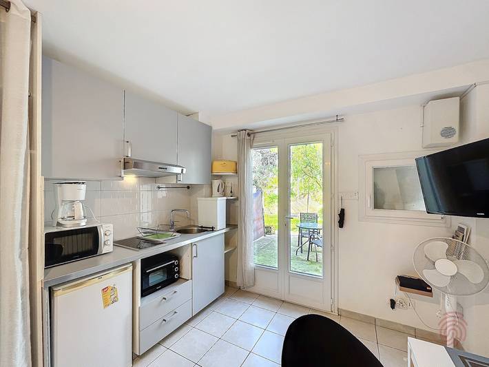 Estudio entero, Estudio acogedor con terraza, cerca del centro termal y acceso gratuito a parking in Lamalou-les-Bains, Region de Béziers