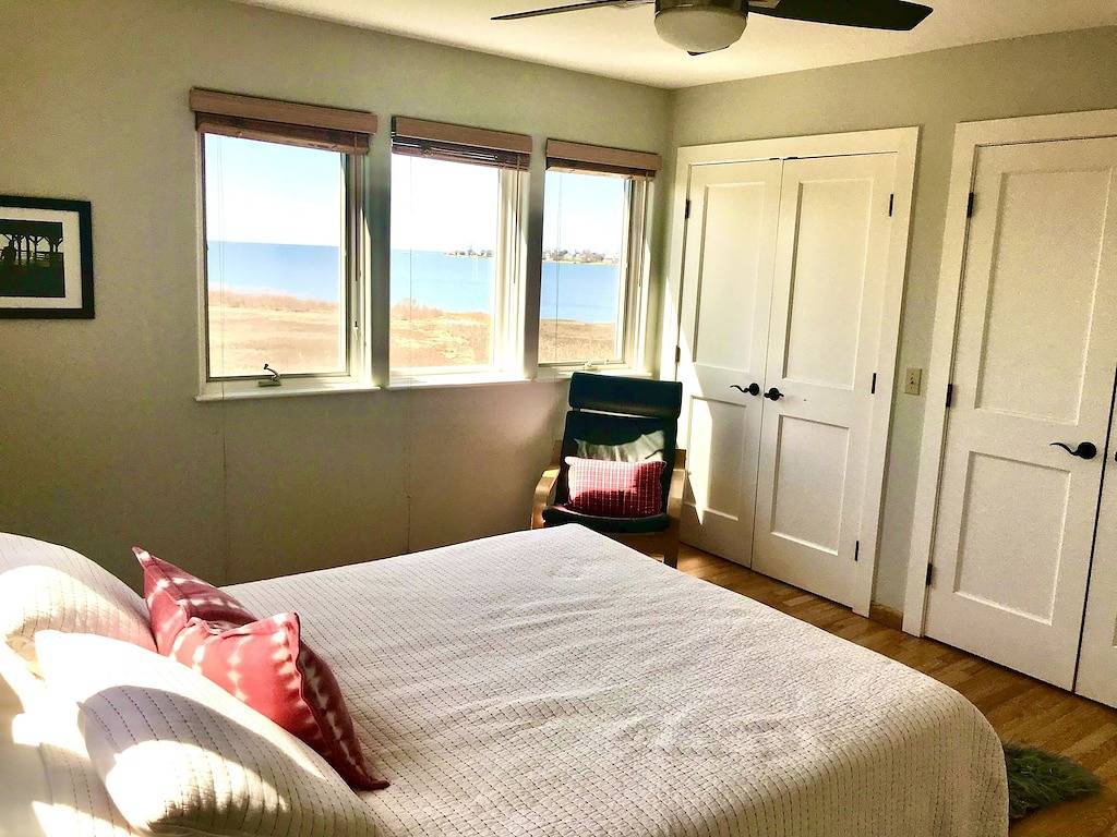 Geräumige, gehobene Unterkunft direkt neben dem Sandstrand, Blick auf das Wasser auf 3 Seiten in Guilford, Connecticut