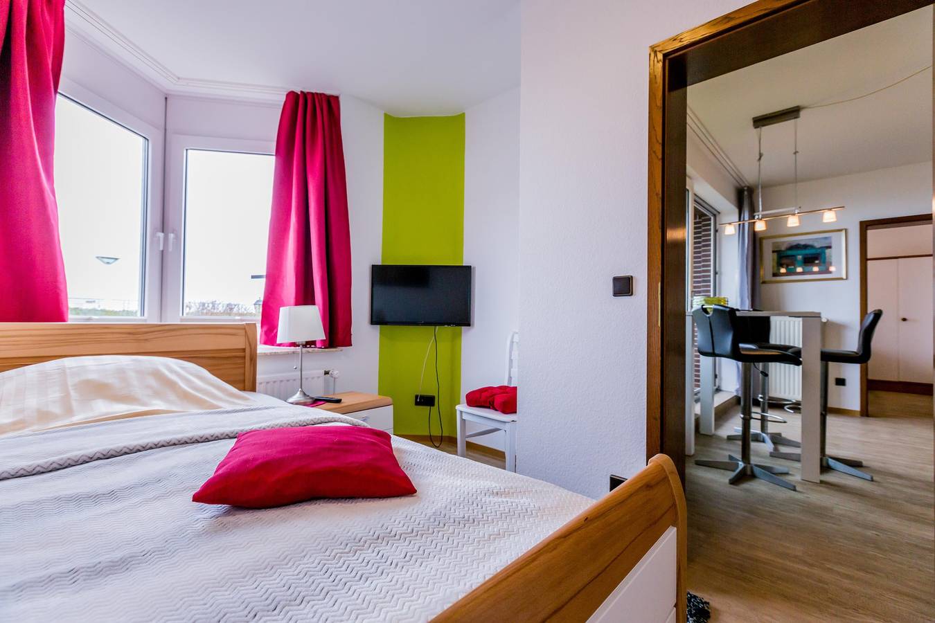 Ganze Wohnung, Residenz Meeresbrandung 11 mit verglastem Balkon und Meerblick , Einbauküche ,2 x Tv,Schwimmbad, Sauna , reservierter Stellplatz, Wlan ! in Duhnen, Cuxhaven