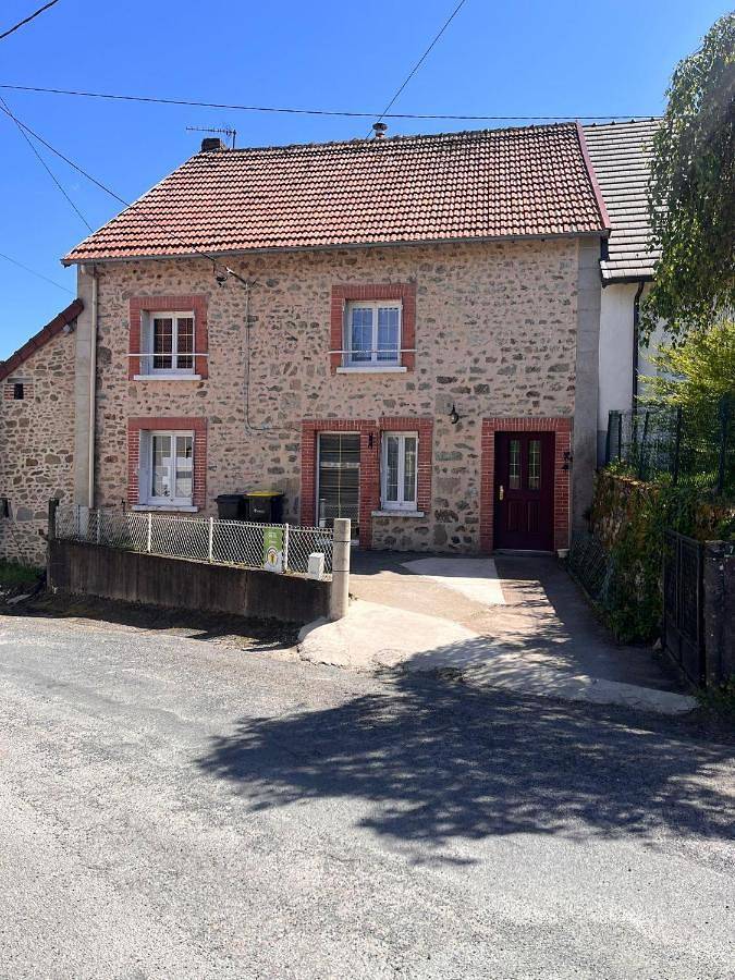Three-Bedroom House in Bussière-Dunoise, Région de Guéret
