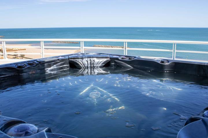 Gîte pour 12 personnes, avec balcon/terrasse et jacuzzi, adapté aux familles dans Casino de Valras Plage