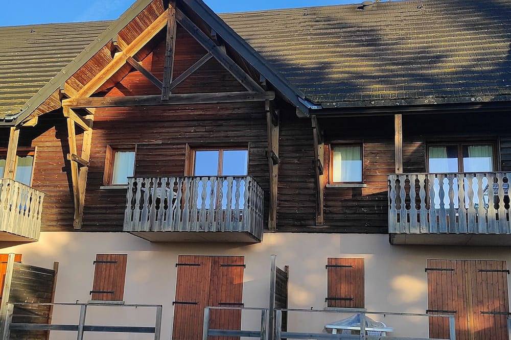 Entire apartment, Apartment 5 Pers. with Pool in Super-Besse in Super Besse, Besse-et-Saint-Anastaise