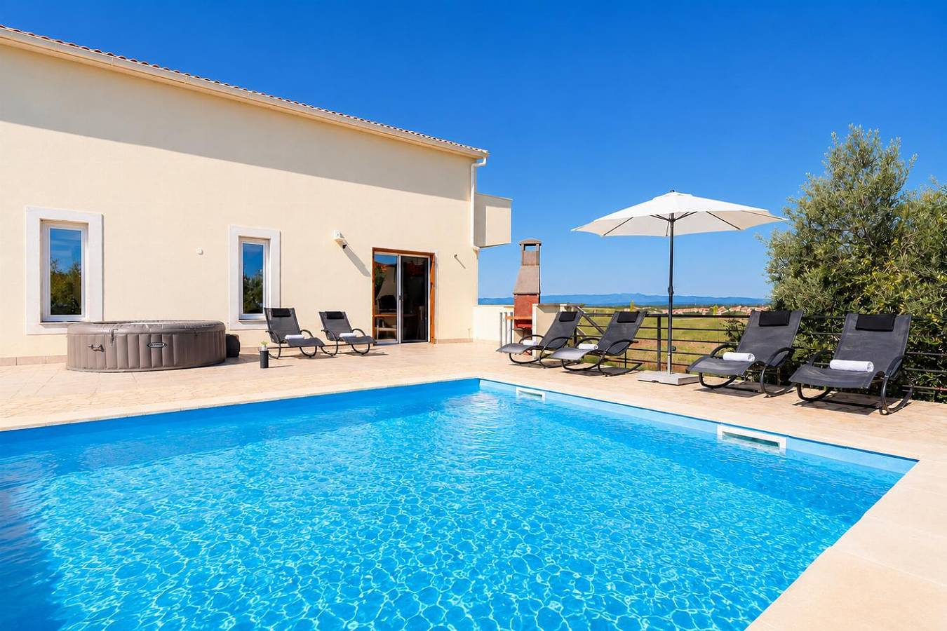 Villa für 8 Personen mit Whirlpool in Općina Sveti Filip i Jakov, Zadar