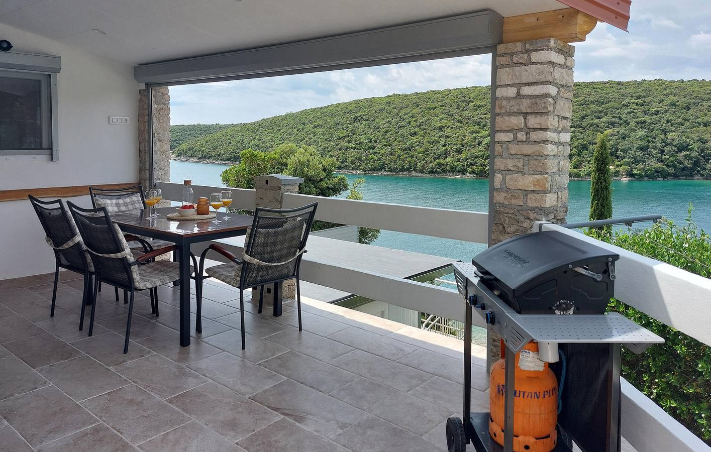 Ganze Ferienwohnung, Gemütlich, 2 km vom Strand entfernt: Terrasse, WLAN und Parkplatz in einer modernen Wohnung in Marčana, Südküste Istrien