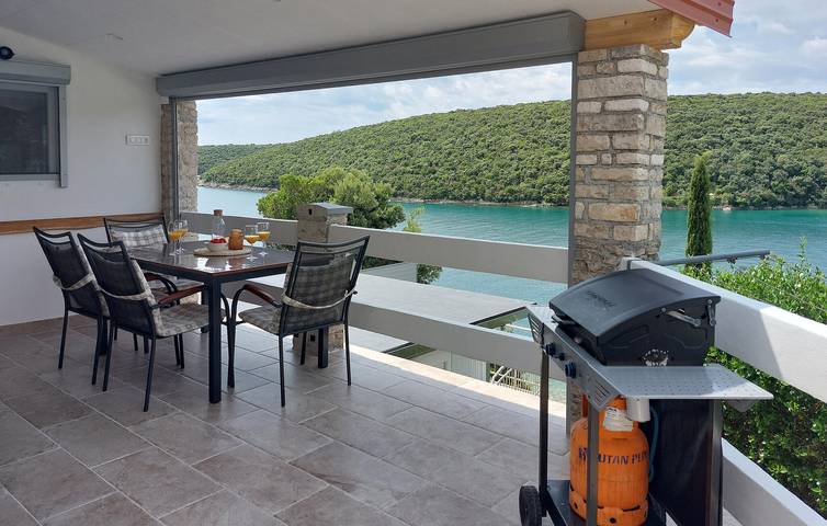 Ganze Ferienwohnung, Gemütlich, 2 km vom Strand entfernt: Terrasse, WLAN und Parkplatz in einer modernen Wohnung in Marčana, Südküste Istrien