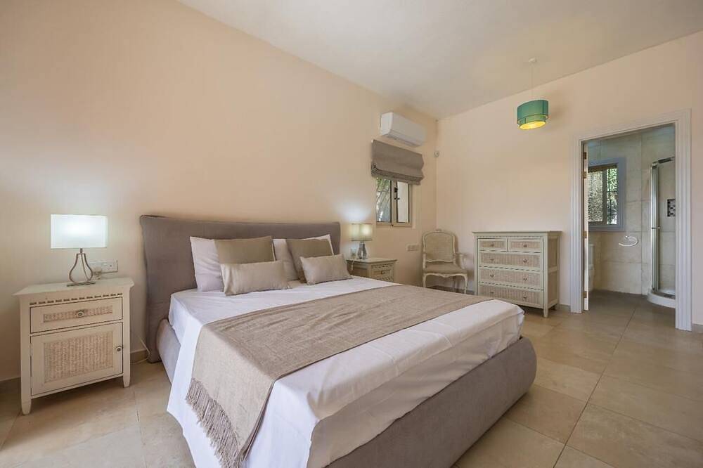 Azure Dream: Lux 4-Bed Villa with Pool, Sea View & Garage in il-Mellieha, Mellieha