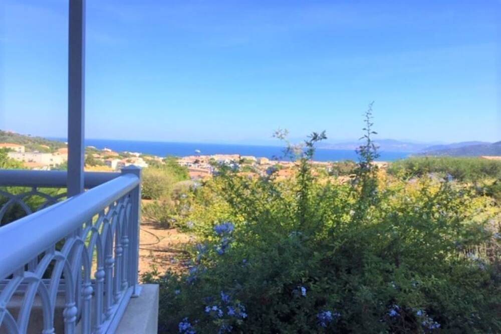 Apartamento entero, Gran T2 nuevo aire acondicionado 20 m² terraza con vistas al mar. Residencia gd pie. in L'Île-Rousse, Region de Calvi