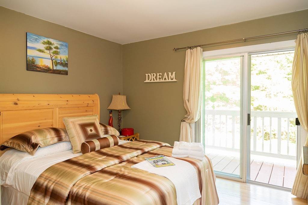 Cozy Family Cottage, Sleeps up to 10 Persons & Fully Equipped in Hastings Highlands, Ontario