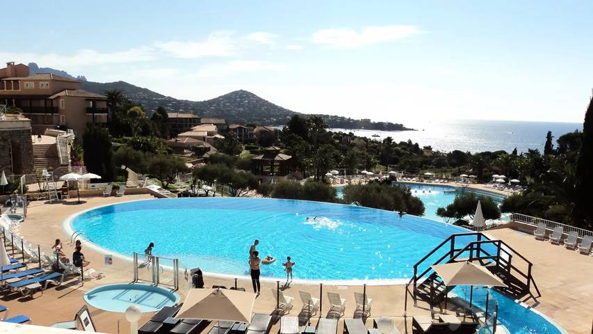 Gîte pour 5 personnes, avec Terrasse ainsi que Piscine et Vue à Saint-Raphaël - 3